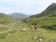 66 Scendiamo dal sentierino-traccia per la Valle di Ponteranica sul versante opposto a quello del sent. 101